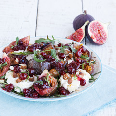  Salad with figs and arugula