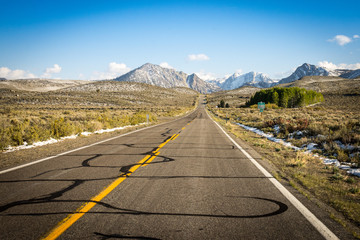 Naklejka premium U.S. 395 Richtung June Lake, CA, USA