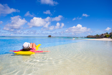 Obraz premium Beautiful young woman relaxing in the swimming pool