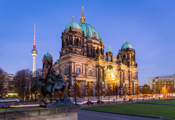 Fototapeta premium Berlin Cathedral with TV tower in the background at night