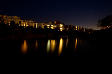 Obraz premium Häuser am Fluß bei Nacht