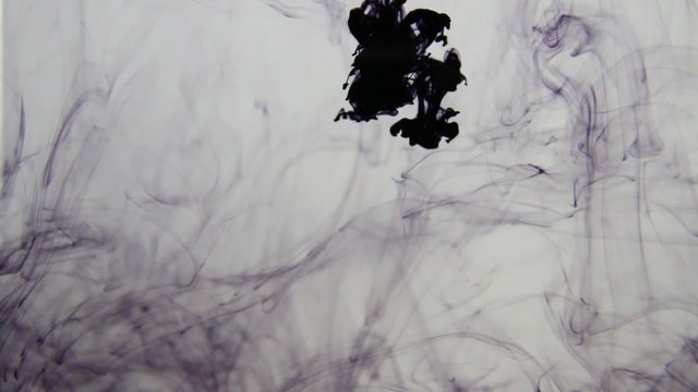 siyah m&uuml;rekkep suda dağılıyor