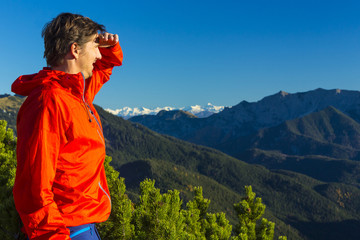 Wanderer hält Ausschau in den Alpen