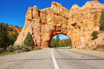 Papier Peint photo Canyon Red Arch road tunnel near Bryce Canyon National Park, Utah, USA