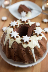 Lebkuchen Gugelhupf mit Zimtsternen 