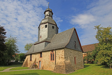 Fototapeta na wymiar Kirchvers: Romanische Kirche (13. Jh., Hessen)