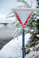 Vorfahrt Achten Schild schneebedeckt