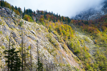 Berghang in den Alpen im Herbst mit Wasserfall und Nebel