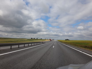 Автострада под голубым небом с облаками