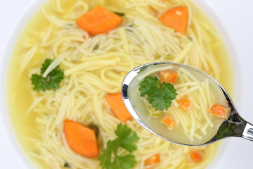 Nudelsuppe Suppe essen Brühe in Suppenschüssel mit Löffel