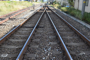 Obraz premium 線路（鶴岡駅近く）／山形県の庄内地方で羽越本線の線路（単線）を撮影したローカルイメージの写真です。JR鶴岡駅近くで撮影した写真になります。