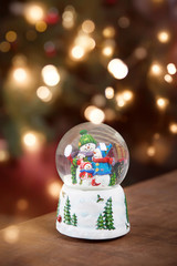 A snow globe with family snowmen.