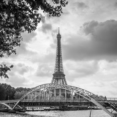 Tour Eiffel et passerelle Débilly à Paris