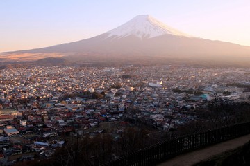 富士吉田市の街並みと富士山