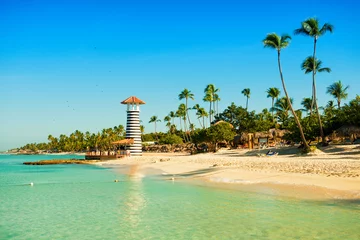 Crédence de cuisine en verre imprimé Plage tropicale Île tropicale paradisiaque en République dominicaine. Sable blanc, mer bleue, ciel clair et phare à terre