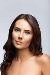 Fototapeta premium young woman with naked shoulders, on bright grey