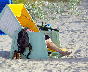 Sommer Urlaub im Standkorb am Meer mit Erholung und Entspannung