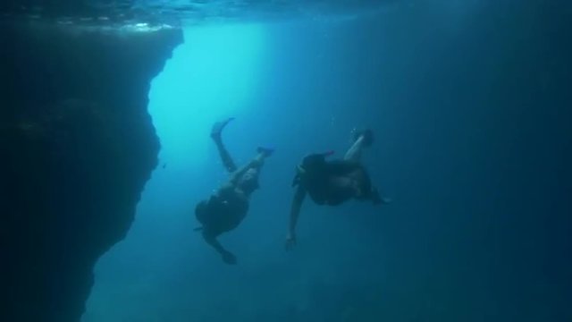 UNDERWATER: Friends snorkeling in the ocean