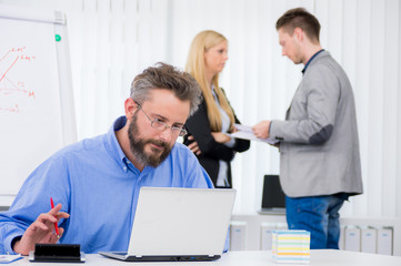 manager sitzt konzentriert am arbeitsplatz