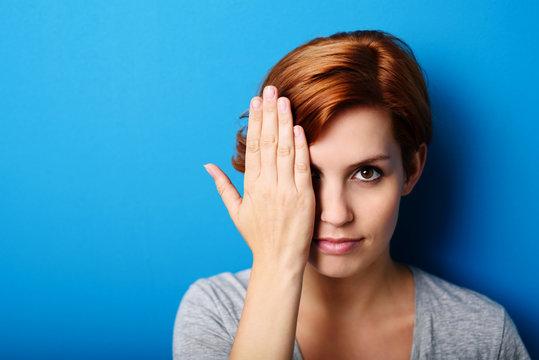 frau h&auml;lt eine hand vor ihr gesicht