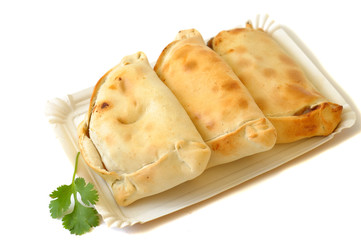  empanada cilena su sfondo bianco