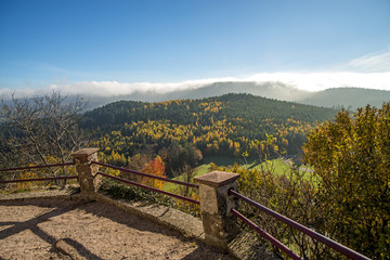 Blick vom Felsen von Dabo auf die herbstlich verfärbten Wälder der Vogesen