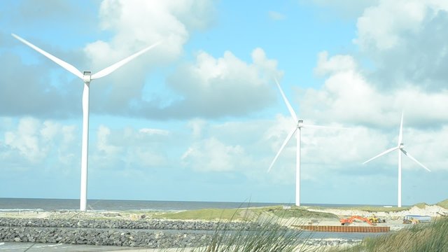 Windr&auml;der am Meer 