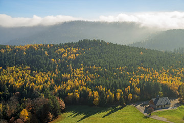 Blick vom Felsen von Dabo auf die herbstlich verfärbten Wälder der Vogesen
