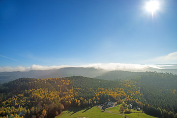 Blick vom Felsen von Dabo auf die herbstlich verfärbten Wälder der Vogesen