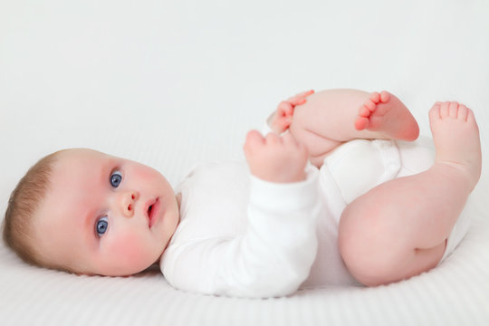  baby playing with the feet
