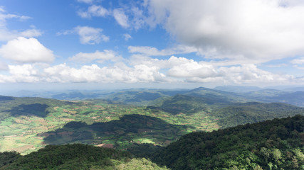 Obraz premium Mountain and white cloud on blue sky in Phu Ruea National Park N
