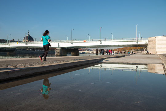 Personne courrant sur les quais du Rh&ocirc;ne &agrave; Lyon