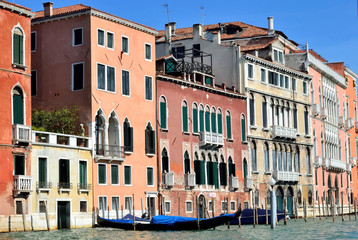 Fototapeta na wymiar gondolas on water street in Venice