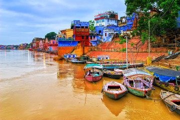 Uitzicht op Varanasi aan de rivier de Ganges, India
