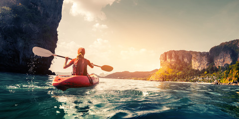 Lady with kayak - obrazy, fototapety, plakaty