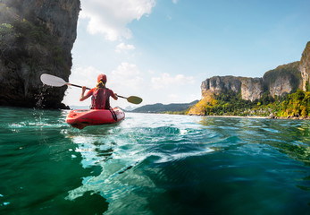 Lady with kayak - 95027086