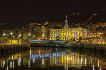Fototapeta na wymiar Riverside at night in Bilbao, Spain