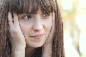 замужняя девушка смотрит вперед