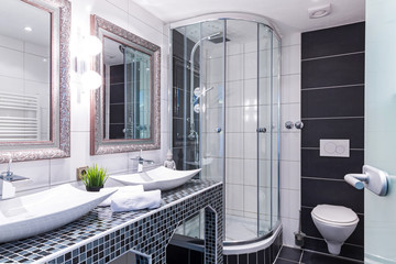 Modernes Badezimmer mit Dusche und WC