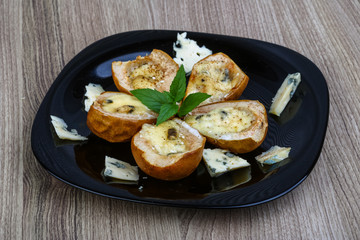 Baked pear with blue cheese