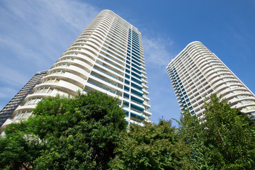 Obraz na płótnie Canvas 横浜みなとみらいの高層ビルとマンション