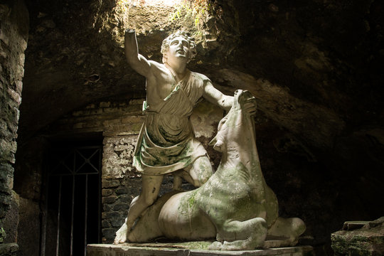 Tauroctonia di MItra in un Mitreo di epoca romana