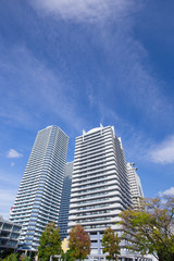 横浜駅周辺の高層ビルとマンション