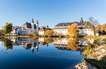 Fototapeta na wymiar Schloss Blankenhain mit Spiegelung