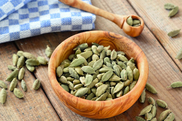 Kardamom Kapseln in Olivenholzschale / Nahaufnahme / Orientalische K&uuml;che