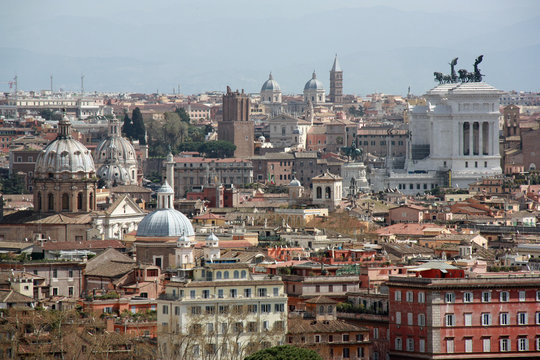 Rome, vue sur les toits du centre historique depuis la colline du Janicule, Italie