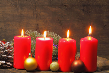 Adventskerzen, Weinachtsdekoration, Tannengrün