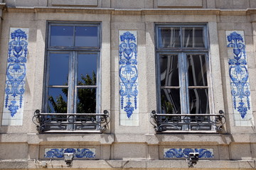 Fassade mit Azulejo (Wandfliesen) in Porto, Portugal