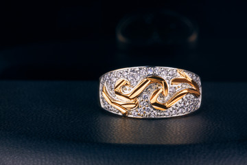 Gold ring with brilliant