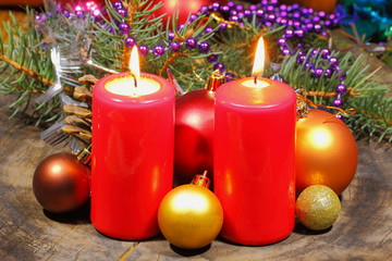 Adventskerzen, Weinachtsdekoration, Tannengrün